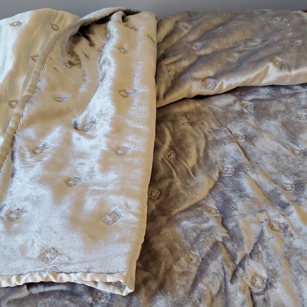 Hudson Park Velvet throw Diamond collection